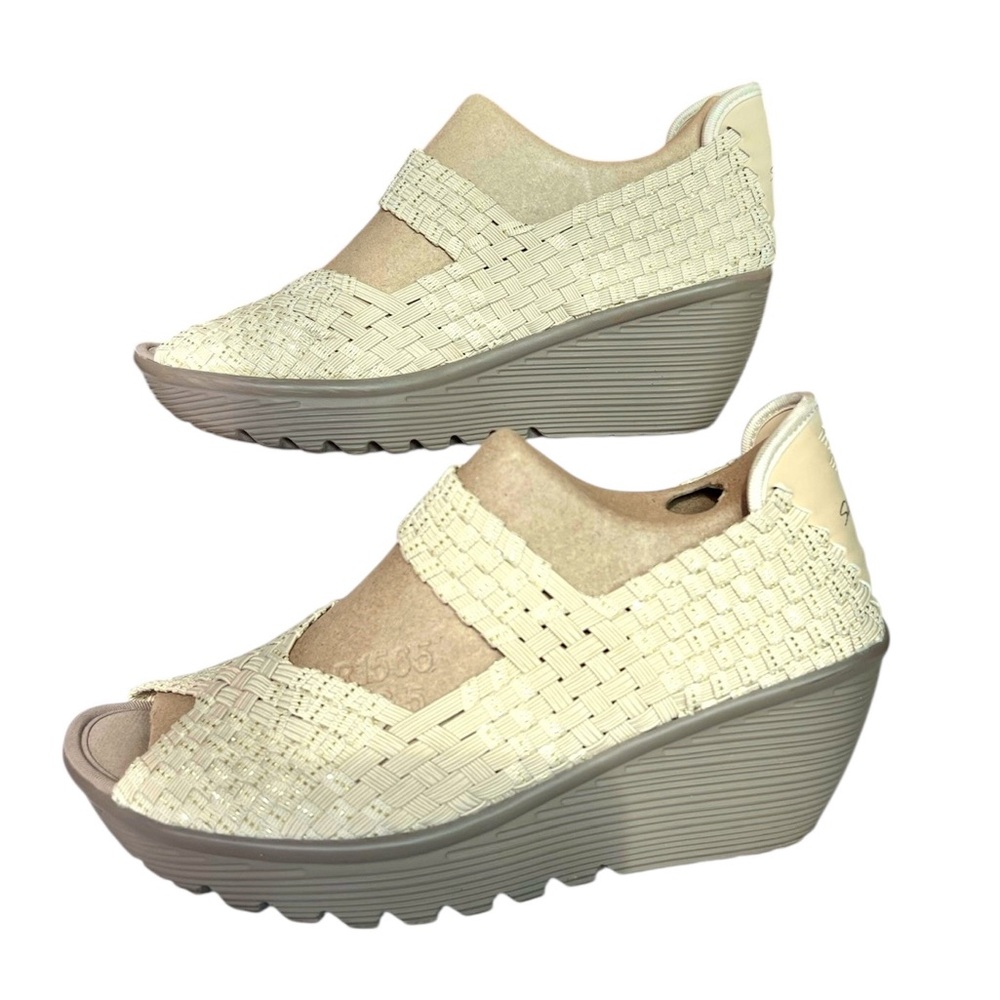 Sketchers Memory Foam Stretchy Textile Upper, Rubber Wedge Shoe Cream Color EUC